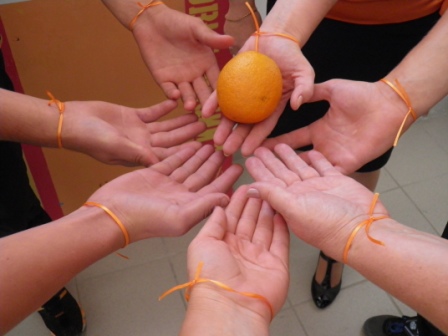 Символы акции "День позитива или День оранжевого настроения" - апельсин и оранжевая ленточка